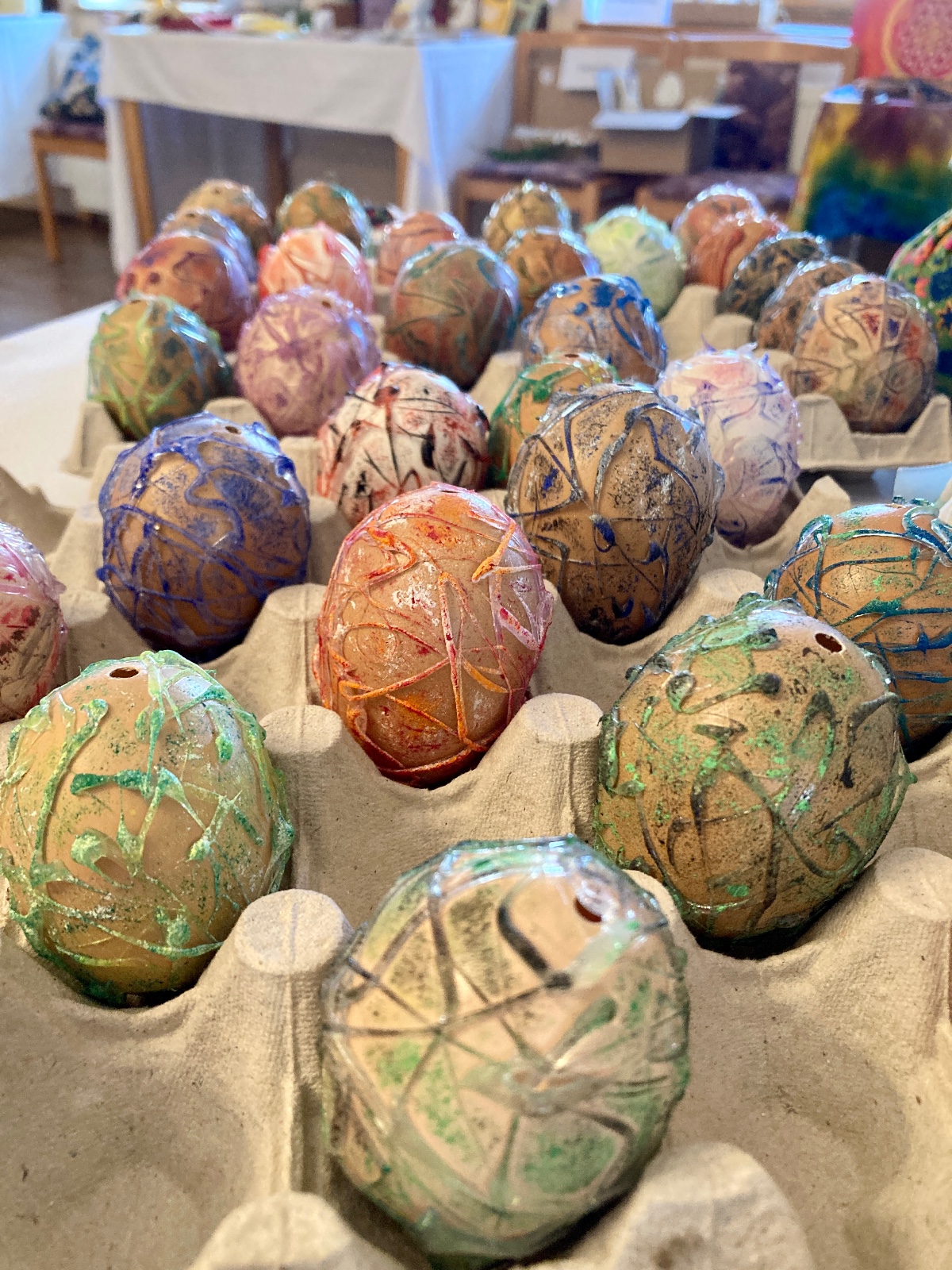 Velikonon vejce s abstraktn malbou - vstava Tvoiv ruce v Doln Brusnici 2023