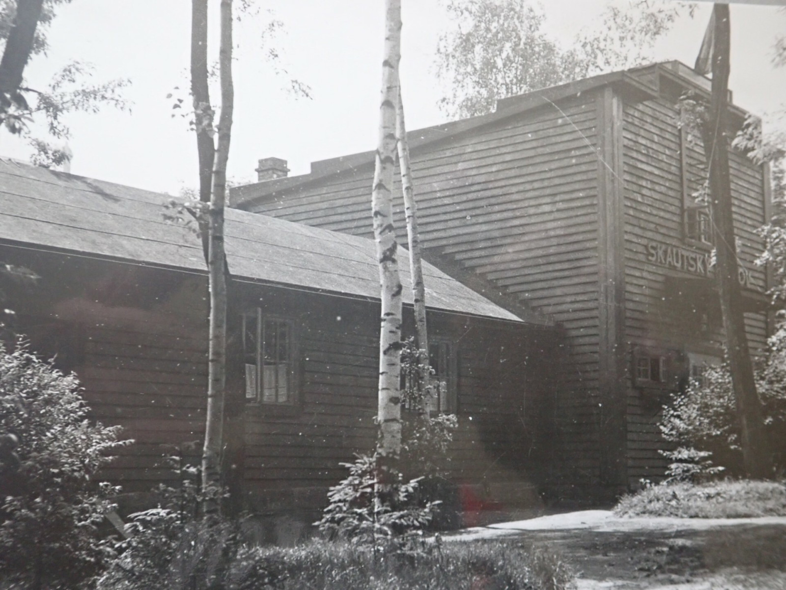 Druh skautsk domov vybudovan v roce 1933, kter stl v sousedstv pivovaru. Fotografie jsou a z roku 1977, kdy byl tento n objekt z rozhodnut Mstskho nrodnho vboru zboen.